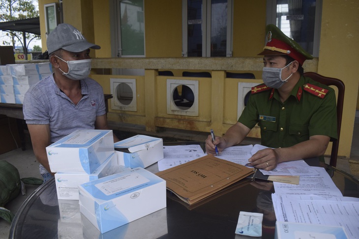 Bắt giữ phương tiện vận chuyển 50.000 bộ kit test COVID-19  - Ảnh 1.