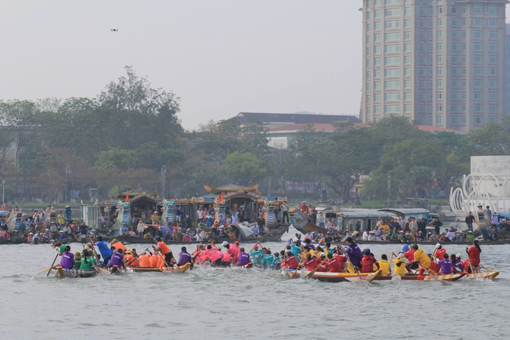 Sông Hương 'dậy sóng' trong ngày hội đua ghe truyền thống TP Huế - Ảnh 1. Sông Hương 'dậy sóng' trong ngày hội đua ghe truyền thống TP Huế - Ảnh 1.