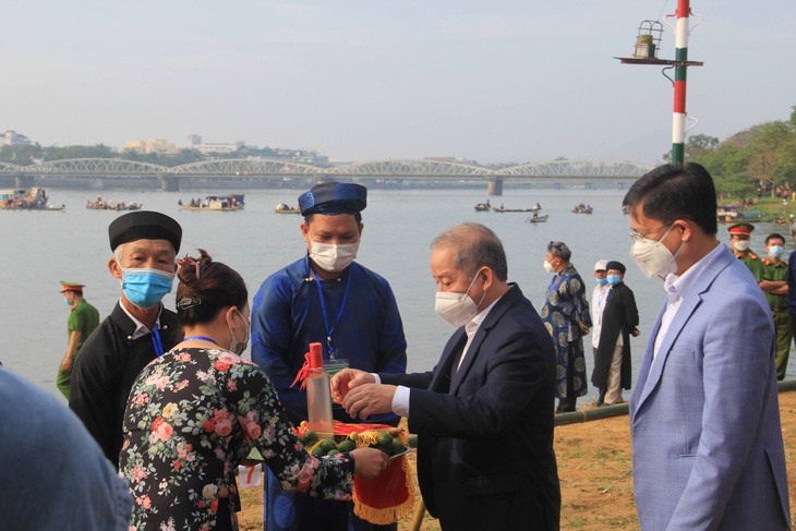 Sông Hương 'dậy sóng' trong ngày hội đua ghe truyền thống TP Huế - Ảnh 10. Sông Hương 'dậy sóng' trong ngày hội đua ghe truyền thống TP Huế - Ảnh 10.