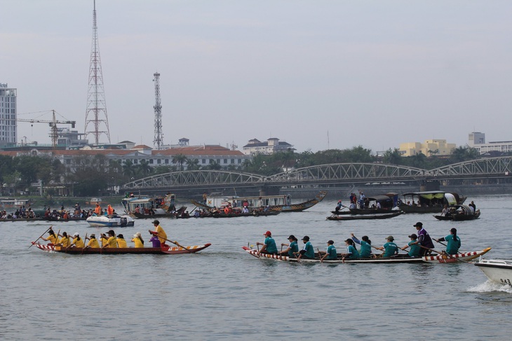 Sông Hương 'dậy sóng' trong ngày hội đua ghe truyền thống TP Huế - Ảnh 2. Sông Hương 'dậy sóng' trong ngày hội đua ghe truyền thống TP Huế - Ảnh 2.