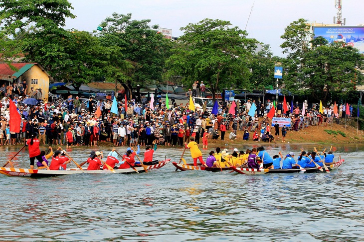 Sông Hương 'dậy sóng' trong ngày hội đua ghe truyền thống TP Huế - Ảnh 7. Sông Hương 'dậy sóng' trong ngày hội đua ghe truyền thống TP Huế - Ảnh 7.