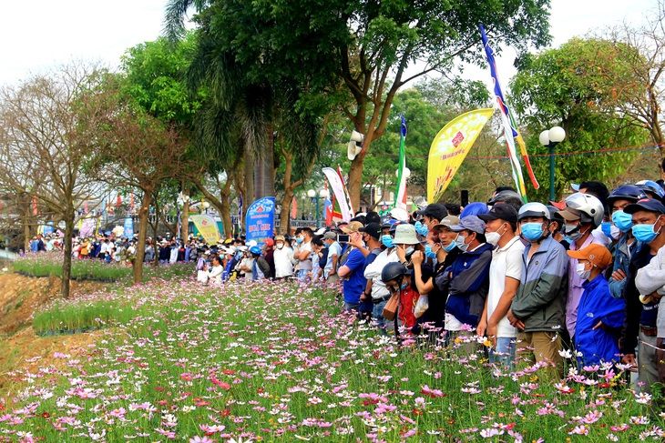 Sông Hương 'dậy sóng' trong ngày hội đua ghe truyền thống TP Huế - Ảnh 8. Sông Hương 'dậy sóng' trong ngày hội đua ghe truyền thống TP Huế - Ảnh 8.