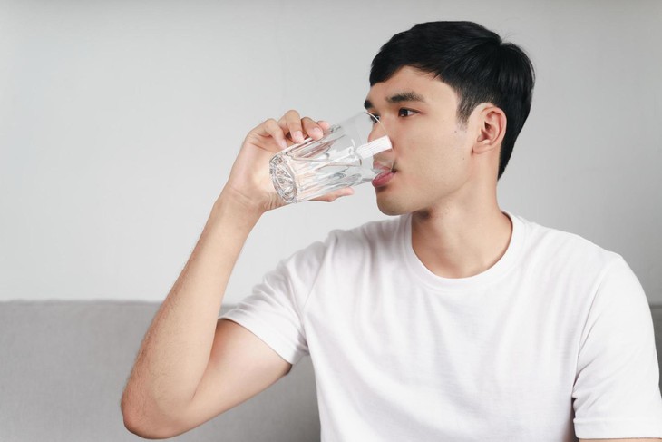 Cơ thể bạn cần bao nhiêu nước mỗi ngày? - Ảnh 2.
