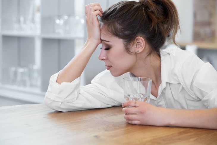Uống nước sai cách gây hại cho cơ thể thế nào? - Ảnh 2.