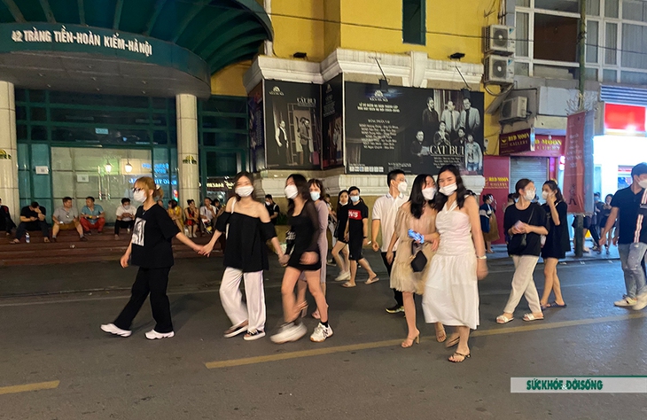 Phố đi bộ hồ Gươm nhộn nhịn hoạt động trở lại sau thời gian đóng cửa bởi đại dịch COVID-19 - Ảnh 12. Phố đi bộ hồ Gươm nhộn nhịn hoạt động trở lại sau thời gian đóng cửa bởi đại dịch COVID-19 - Ảnh 12.