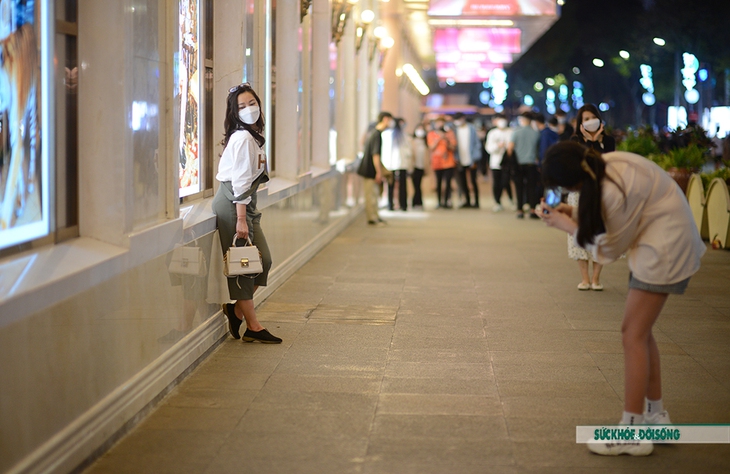 Phố đi bộ hồ Gươm nhộn nhịn hoạt động trở lại sau thời gian đóng cửa bởi đại dịch COVID-19 - Ảnh 15. Phố đi bộ hồ Gươm nhộn nhịn hoạt động trở lại sau thời gian đóng cửa bởi đại dịch COVID-19 - Ảnh 15.