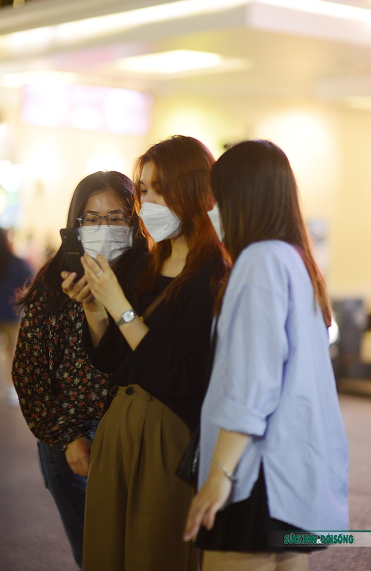 Phố đi bộ hồ Gươm nhộn nhịn hoạt động trở lại sau thời gian đóng cửa bởi đại dịch COVID-19 - Ảnh 8. Phố đi bộ hồ Gươm nhộn nhịn hoạt động trở lại sau thời gian đóng cửa bởi đại dịch COVID-19 - Ảnh 8.