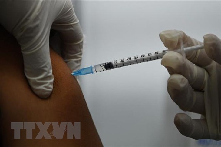 Tiêm vaccine ngừa COVID-19 không làm tăng nguy cơ mắc các bệnh lý thần kinh - Ảnh 1. Tiêm vaccine ngừa COVID-19 không làm tăng nguy cơ mắc các bệnh lý thần kinh - Ảnh 1.