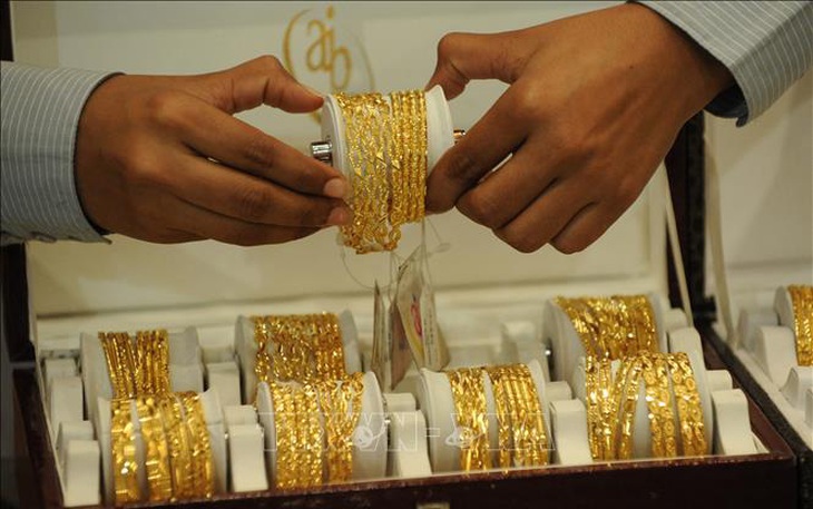 Giá vàng thế giới 'lao dốc' nhanh nhất trong 4 tháng qua
