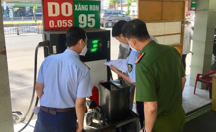 Liên ngành quản lý thị trường, công an... kiểm tra tại một cây xăng. Ảnh Trung tâm báo chí TPHCM Liên ngành quản lý thị trường, công an... kiểm tra tại một cây xăng. Ảnh Trung tâm báo chí TPHCM