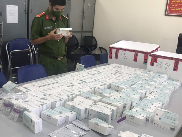 Lực lượng chức năng thu giữ một vụ vận chuyển test nhanh COVID-19 không rõ nguồn gốc.