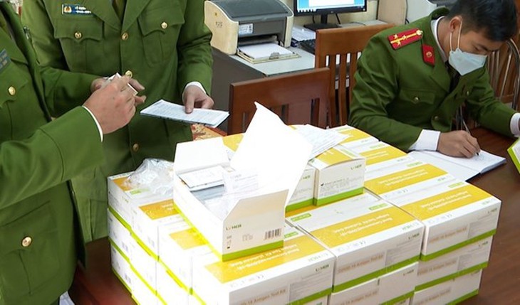 Củng cố hồ sơ, xử lý vụ vận chuyển 1.400 bộ xét nghiệm "trôi nổi" - Ảnh 1.