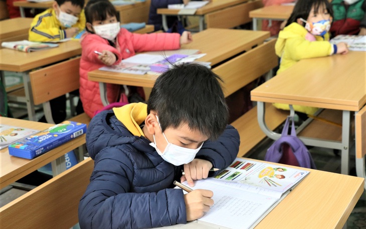 F0 ở trường học liên tục tăng, nhiều địa phương dừng học trực tiếp