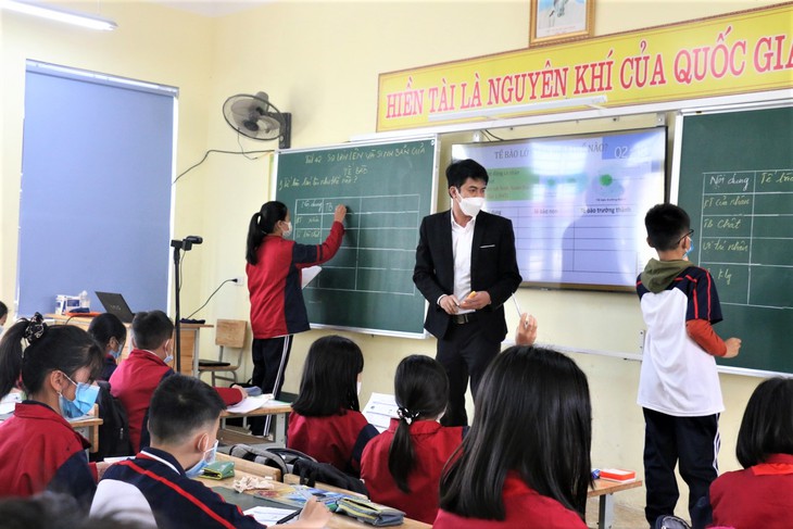 F0 trong trường học liên tục tăng, nhiều địa phương cho học sinh dừng học trực tiếp - Ảnh 2. F0 trong trường học liên tục tăng, nhiều địa phương cho học sinh dừng học trực tiếp - Ảnh 2.