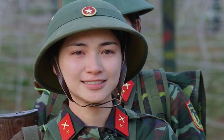 Hậu chia tay bạn trai, ca sĩ Hòa Minzy khoác áo lính