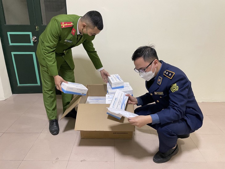 Lực lượng chức năng TP.Hà Nội thu giữ 900 bộ kit test Covid-19 nhập lậu Lực lượng chức năng TP.Hà Nội thu giữ 900 bộ kit test Covid-19 nhập lậu