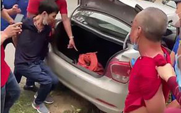 Bắt giữ 2 đối tượng vận chuyển 14 bánh heroin