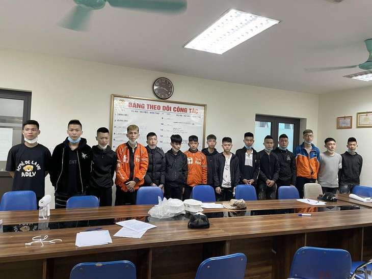 Gần 100 thanh thiếu niên cầm giáo dài rượt nhau trong đêm ở Hà Nội - Ảnh 4. Gần 100 thanh thiếu niên cầm giáo dài rượt nhau trong đêm ở Hà Nội - Ảnh 4.