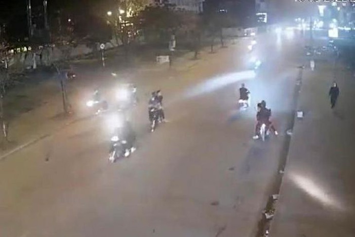 Gần 100 thanh thiếu niên cầm giáo dài rượt nhau trong đêm ở Hà Nội - Ảnh 1. Gần 100 thanh thiếu niên cầm giáo dài rượt nhau trong đêm ở Hà Nội - Ảnh 1.