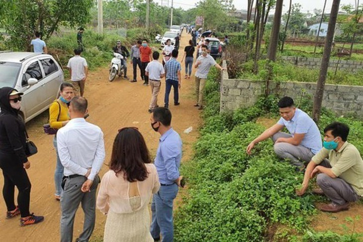 Tiền nhiều biết làm gì: Phong trào 'chạy trốn', chôn hết vào đất - Ảnh 1.