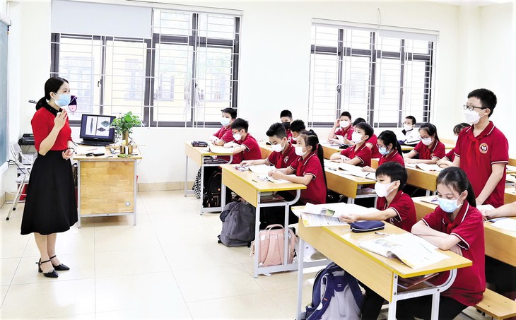 Giáo viên, học sinh mắc COVID-19 giảm mạnh, nhiều địa phương điều chỉnh thời gian đến trường - Ảnh 2. Giáo viên, học sinh mắc COVID-19 giảm mạnh, nhiều địa phương điều chỉnh thời gian đến trường - Ảnh 2.