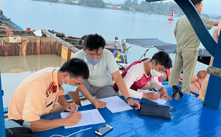 Bắt nhóm "cát tặc" đánh chìm ghe, nhảy sông tẩu thoát - Ảnh 1.