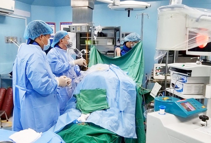 Kỹ thuật mới trong điều trị sỏi thận: Nội soi tán sỏi qua đường hầm nhỏ (Mini PCNL) - Ảnh 2.