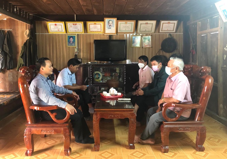 Y sĩ quân đội nghỉ hưu hiến hàng trăm m2 đất để làm đường giao thông - Ảnh 1. Y sĩ quân đội nghỉ hưu hiến hàng trăm m2 đất để làm đường giao thông - Ảnh 1.