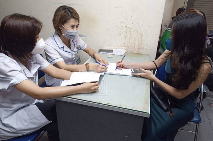 Dân vẫn lơ là phòng dịch trong phố đi bộ Hồ Gươm - Ảnh 11. Dân vẫn lơ là phòng dịch trong phố đi bộ Hồ Gươm - Ảnh 11.