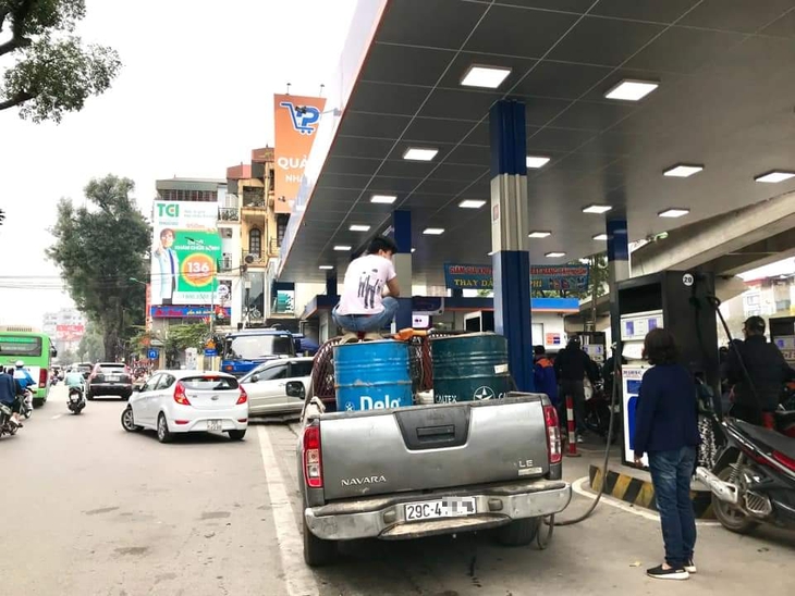 Người dân không nên mua tích trữ xăng dầu gây mất ổn định thị trường - Ảnh 1. Người dân không nên mua tích trữ xăng dầu gây mất ổn định thị trường - Ảnh 1.