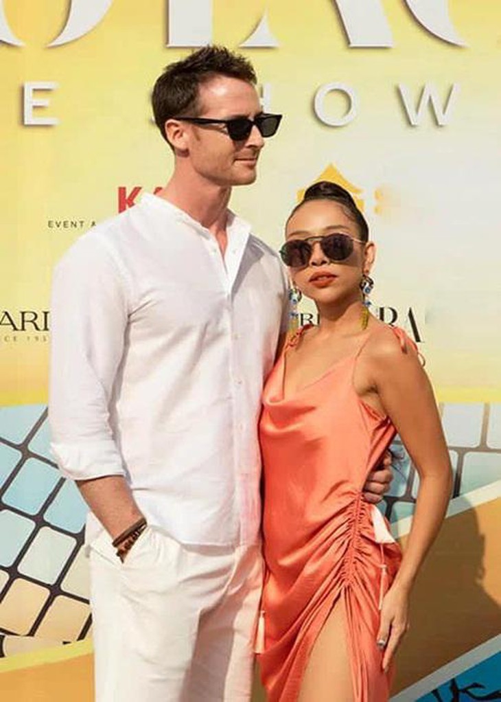 photo-1647814345682