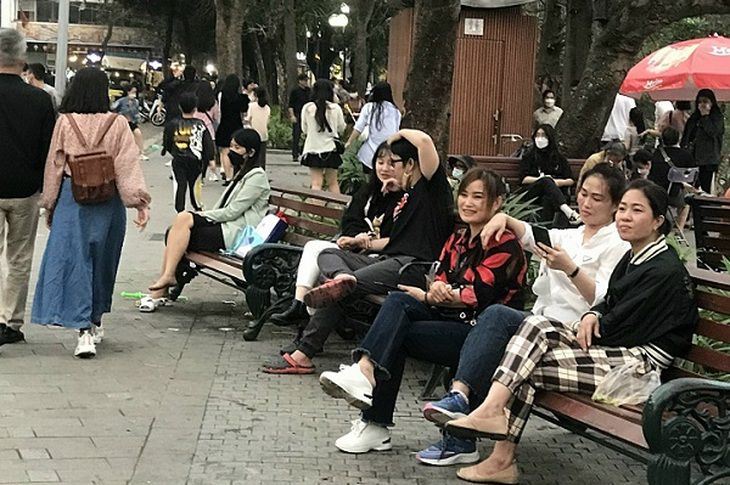 Dân vẫn lơ là phòng dịch trong phố đi bộ Hồ Gươm - Ảnh 8. Dân vẫn lơ là phòng dịch trong phố đi bộ Hồ Gươm - Ảnh 8.