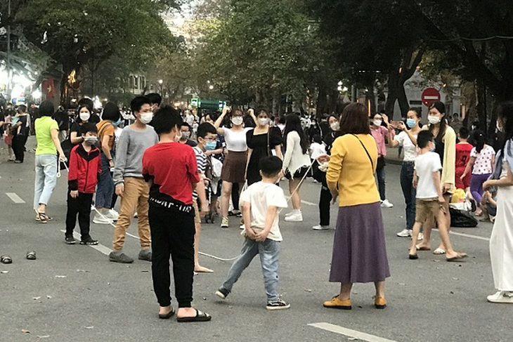 Dân vẫn lơ là phòng dịch trong phố đi bộ Hồ Gươm - Ảnh 3. Dân vẫn lơ là phòng dịch trong phố đi bộ Hồ Gươm - Ảnh 3.