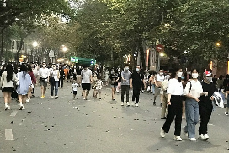 Dân vẫn lơ là phòng dịch trong phố đi bộ Hồ Gươm - Ảnh 1. Dân vẫn lơ là phòng dịch trong phố đi bộ Hồ Gươm - Ảnh 1.