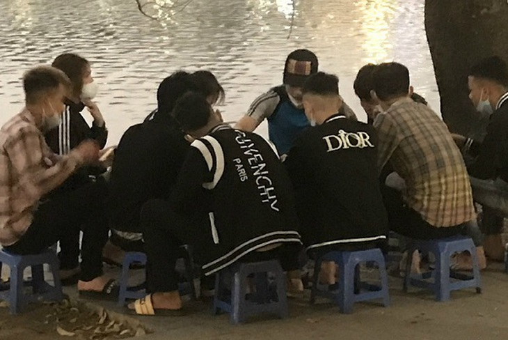 Dân vẫn lơ là phòng dịch trong phố đi bộ Hồ Gươm - Ảnh 10. Dân vẫn lơ là phòng dịch trong phố đi bộ Hồ Gươm - Ảnh 10.