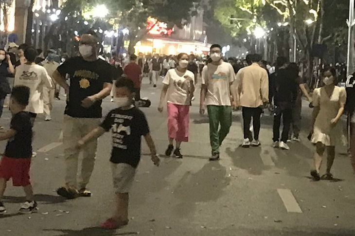Dân vẫn lơ là phòng dịch trong phố đi bộ Hồ Gươm - Ảnh 2. Dân vẫn lơ là phòng dịch trong phố đi bộ Hồ Gươm - Ảnh 2.