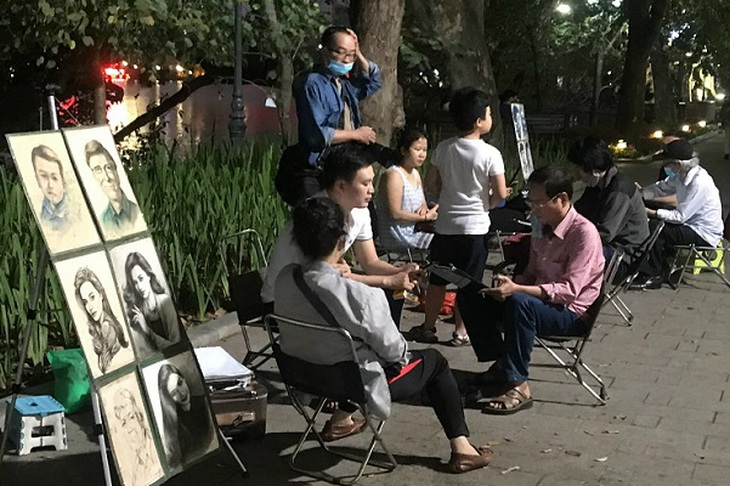 Dân vẫn lơ là phòng dịch trong phố đi bộ Hồ Gươm - Ảnh 5. Dân vẫn lơ là phòng dịch trong phố đi bộ Hồ Gươm - Ảnh 5.