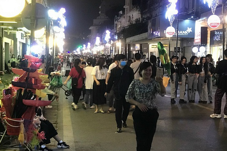 Dân vẫn lơ là phòng dịch trong phố đi bộ Hồ Gươm - Ảnh 6. Dân vẫn lơ là phòng dịch trong phố đi bộ Hồ Gươm - Ảnh 6.