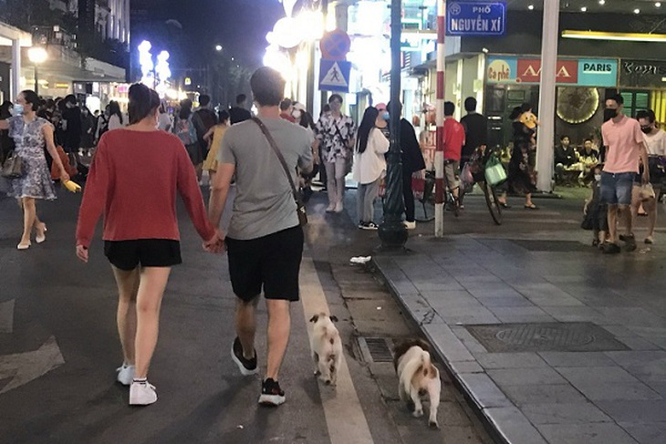 Dân vẫn lơ là phòng dịch trong phố đi bộ Hồ Gươm - Ảnh 13. Dân vẫn lơ là phòng dịch trong phố đi bộ Hồ Gươm - Ảnh 13.