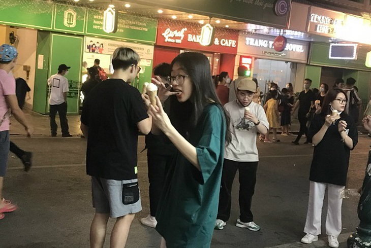 Dân vẫn lơ là phòng dịch trong phố đi bộ Hồ Gươm - Ảnh 7. Dân vẫn lơ là phòng dịch trong phố đi bộ Hồ Gươm - Ảnh 7.