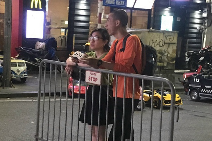 Dân vẫn lơ là phòng dịch trong phố đi bộ Hồ Gươm - Ảnh 9. Dân vẫn lơ là phòng dịch trong phố đi bộ Hồ Gươm - Ảnh 9.
