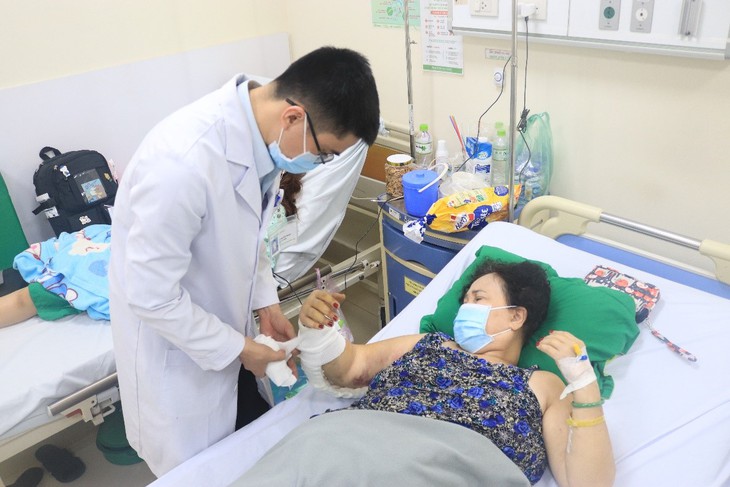Phẫu thuật bảo tồn mặt khớp trường hợp gãy phức tạp liên lồi cầu xương cánh tay - Ảnh 1.