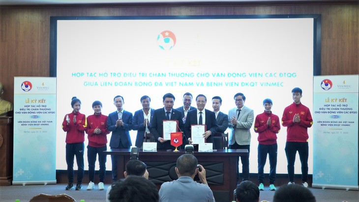 Lễ ký kết hợp tác hỗ trợ điều trị chấn thương cho đội tuyển Quốc gia giữa VFF và Vinmec - Ảnh 1. Lễ ký kết hợp tác hỗ trợ điều trị chấn thương cho đội tuyển Quốc gia giữa VFF và Vinmec - Ảnh 1.