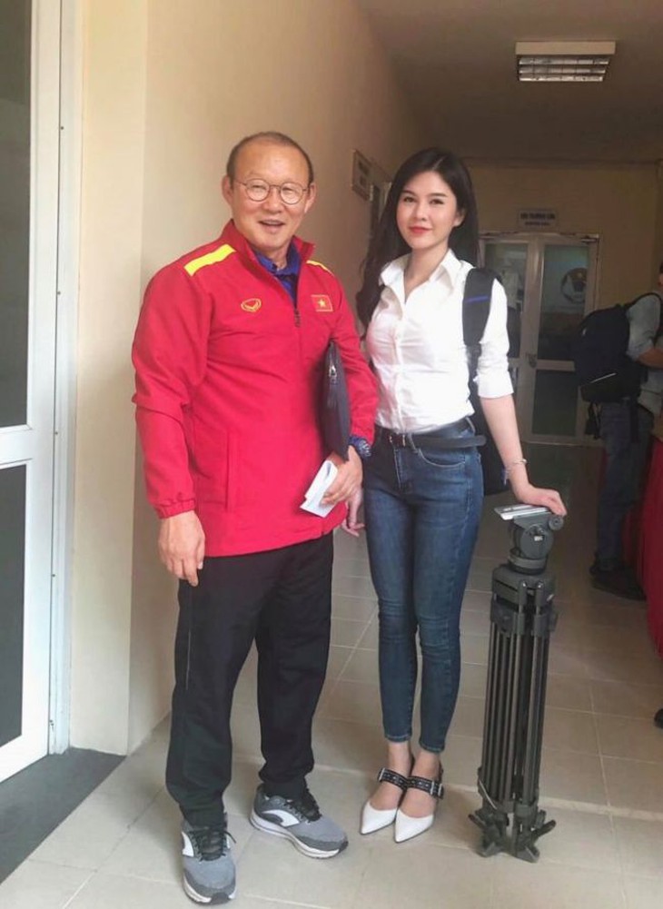 Hiền Hồ đi đánh golf bị tố giật chồng", nữ MC nổi tiếng VTV Thu Hoài lại gặp được bạn đời như ý - Ảnh 4. Hiền Hồ đi đánh golf bị tố giật chồng", nữ MC nổi tiếng VTV Thu Hoài lại gặp được bạn đời như ý - Ảnh 4.