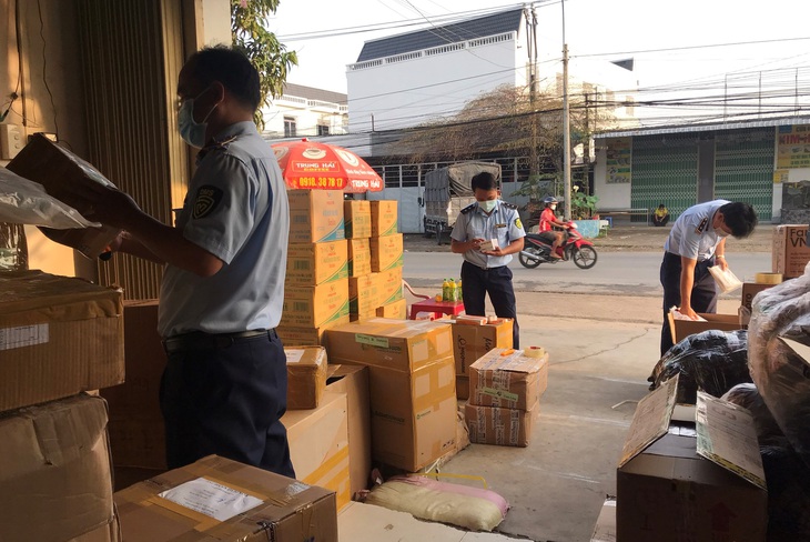 Lực lượng chức năng kiểm tra mặt hàng kit test COVID-19 tại Công ty TNHH Sang Thùy - Chi nhánh Vĩnh Long (Phường 8- TP. Vĩnh Long). Lực lượng chức năng kiểm tra mặt hàng kit test COVID-19 tại Công ty TNHH Sang Thùy - Chi nhánh Vĩnh Long (Phường 8- TP. Vĩnh Long).