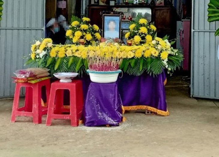 Người phụ nữ tử vong nghi sử dụng điện thoại khi sạc pin - Ảnh 1.