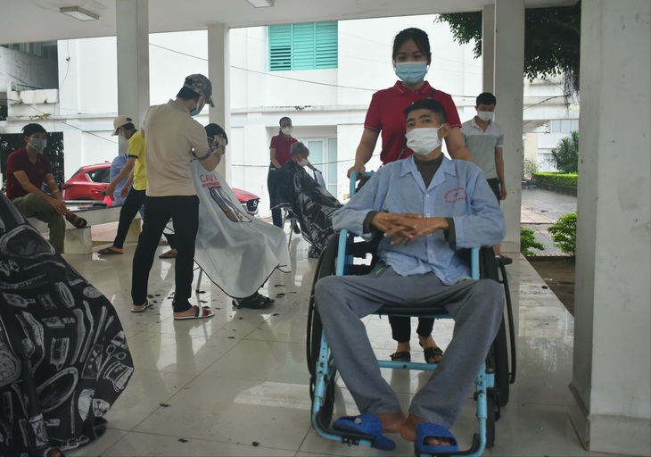 Những "cây kéo vàng" tới tận giường bệnh cắt tóc miễn phí bệnh nhân nghèo - Ảnh 7.