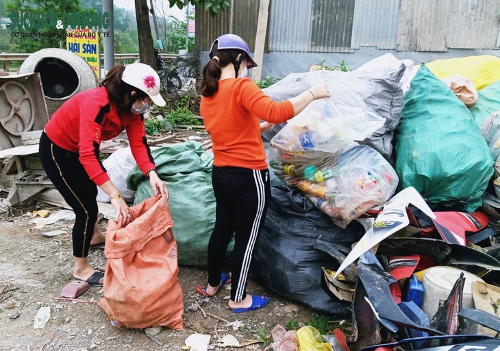 Giáo viên vùng cao khéo léo "biến" rác thải nhựa thành đồ chơi cho trẻ - Ảnh 1. Giáo viên vùng cao khéo léo "biến" rác thải nhựa thành đồ chơi cho trẻ - Ảnh 1.