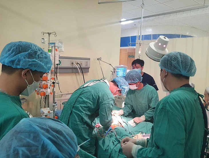 Hơn 3 giờ đồng hồ để chạy 200km, đặt ECMO cứu sản phụ phản vệ, suy đa tạng sau mổ đẻ - Ảnh 1.