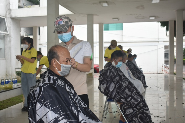 Những "cây kéo vàng" tới tận giường bệnh cắt tóc miễn phí bệnh nhân nghèo - Ảnh 1.
